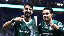 Flaco Lopez jogador do Palmeiras comemora seu gol com Raphael Veiga jogador da sua equipe durante partida contra o Vasco no estadio Arena Allianz Parque pelo campeonato Brasileiro A 2025. Foto: Marcello Zambrana/AGIF