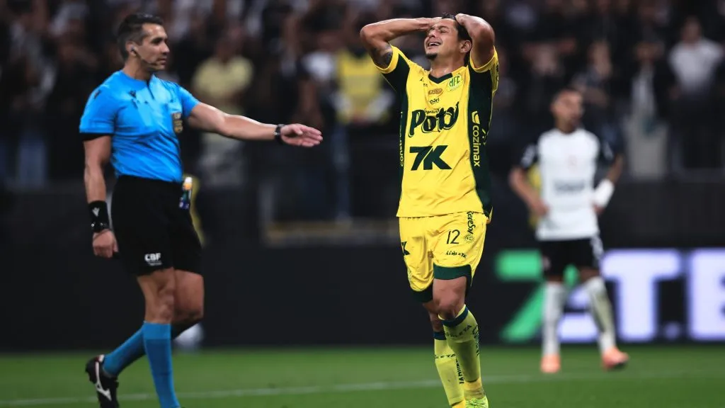 Guilherme jogador do Mirassol lamenta durante partida contra o Corinthians no estadio Arena Corinthians pelo campeonato Brasileiro A 2025. Foto: Ettore Chiereguini/AGIF