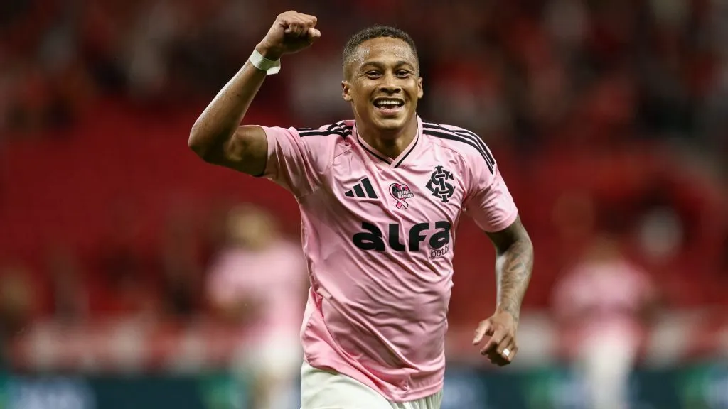 Vitinho marcou um dos gols do Inter contra o Botafogo. (Photo by Pedro H. Tesch/Getty Images)