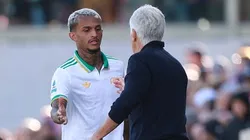 Wesley cumprimentando o treinador Gian Piero Gasperini em partida entre Fiorentina e Roma, pelo Campeonato Italiano. Foto: Gabriele Maltinti