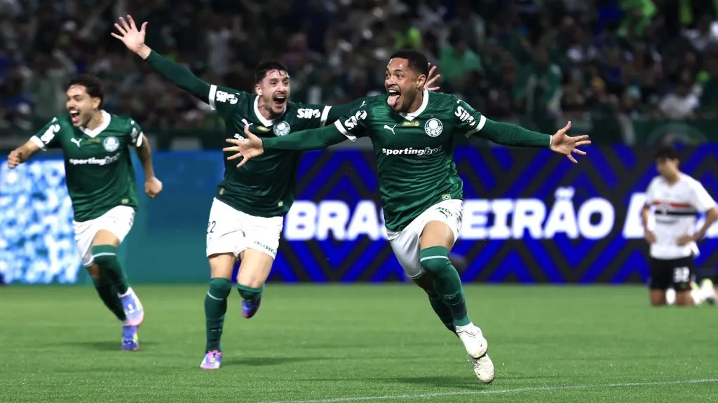 Vitor Roque jogador do Palmeiras comemora seu gol durante partida contra o Sao Paulo no estadio Arena Barueri pelo campeonato Brasileiro A 2025. Foto: Marcello Zambrana/AGIF
