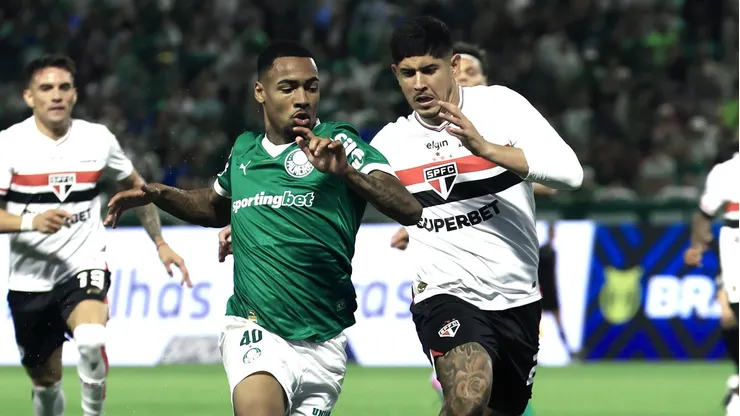 Allan jogador do Palmeiras disputa lance com Alan Franco jogador do Sao Paulo durante partida no estadio Arena Barueri pelo campeonato Brasileiro A 2025. Foto: Marcello Zambrana/AGIF