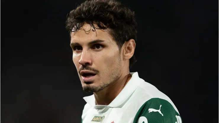 Raphael Veiga durante partida entre Fluminense e Palmeiras.
