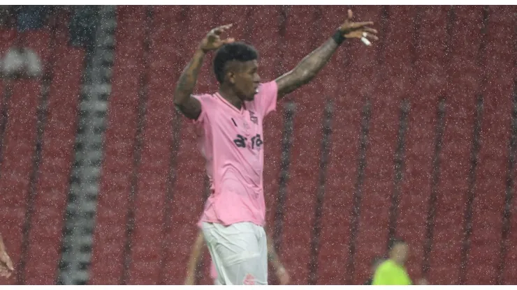 Vitão, zagueiro do Inter em partida pelo campeonato brasileiro