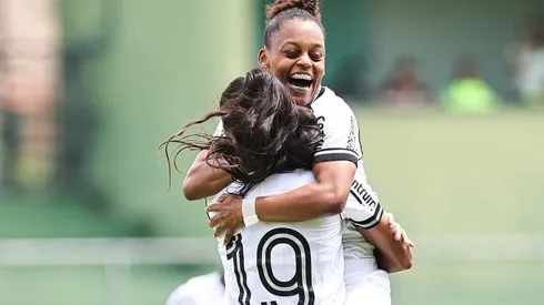 Jogadoras Gloriosas comemoram gol no clássico. Foto: Arthur Barreto/BFR