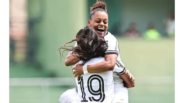 Jogadoras Gloriosas comemoram gol no clássico. Foto: Arthur Barreto/BFR