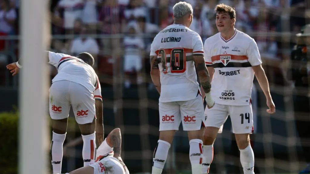 Tapia, jogador do São Paulo, comemora seu gol com Luciano jogador da sua equipe durante partida contra o Palmeiras no estadio Morumbi pelo campeonato Brasileiro A 2025. Foto: Marcello Zambrana/AGIF