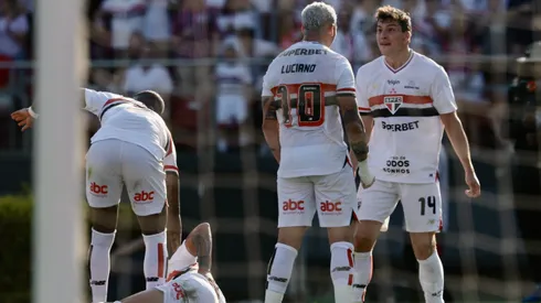Tapia, jogador do São Paulo, comemora seu gol com Luciano jogador da sua equipe durante partida contra o Palmeiras no estadio Morumbi pelo campeonato Brasileiro A 2025. Foto: Marcello Zambrana/AGIF