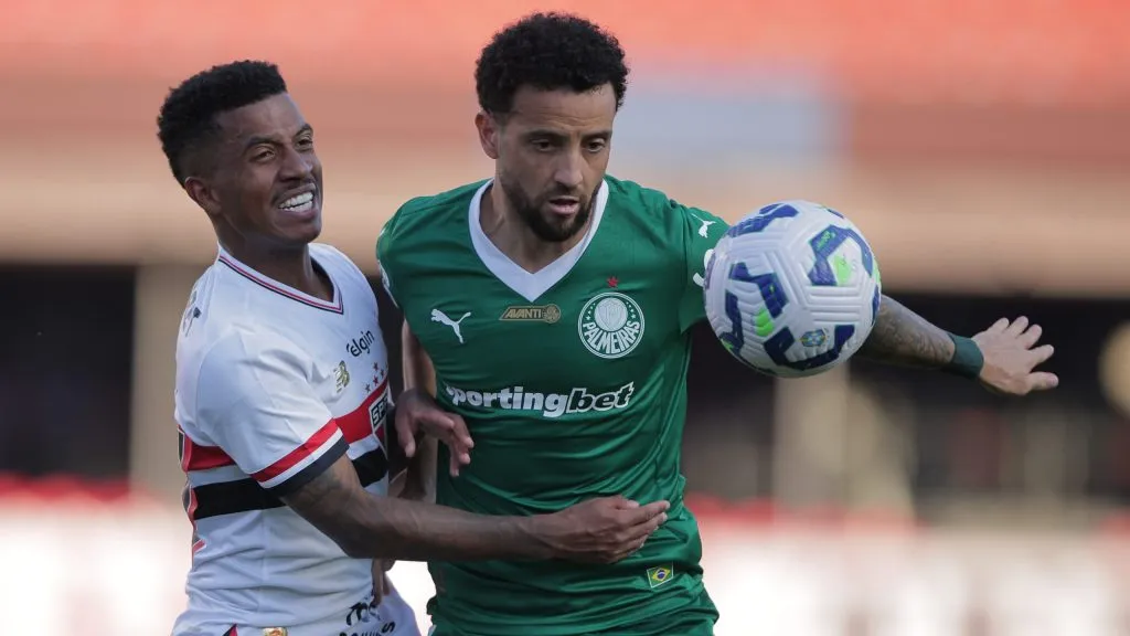 Marcos jogador do Sao Paulo disputa lance com Felipe Anderson jogador do Palmeiras durante partida no estadio Morumbi pelo campeonato Brasileiro A 2025. Foto: Ettore Chiereguini/AGIF
