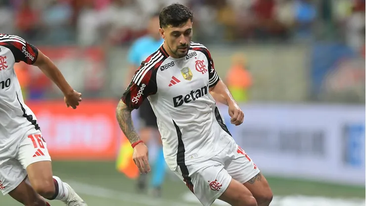 De Arrascaeta durante a partida do Flamengo diante do Bahia na Arena Fonte Nova