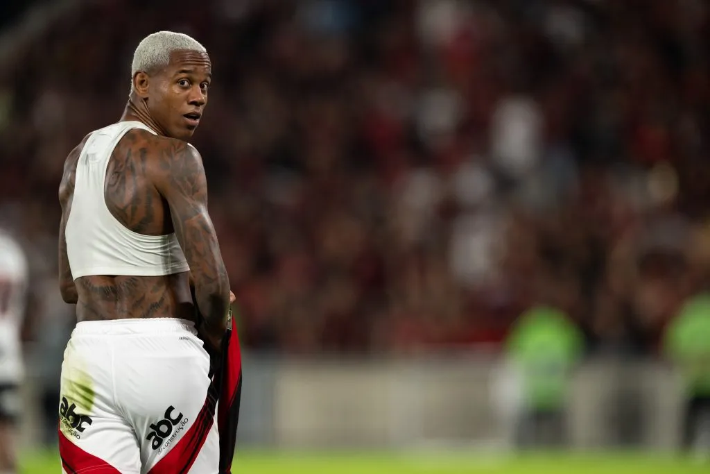 Wallace Yan jogador do Flamengo comemora seu gol durante partida contra o São Paulo no – Foto: Jorge Rodrigues/AGIF