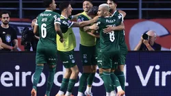 SP - SAO PAULO - 05/10/2025 - BRASILEIRO A 2025, SAO PAULO X PALMEIRAS - Sosa jogador do Palmeiras comemora seu gol com jogadores do seu time durante partida contra o Sao Paulo no estadio Morumbi pelo campeonato Brasileiro A 2025. Foto: Marcello Zambrana/AGIF