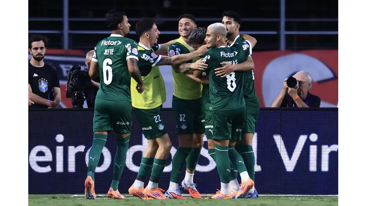 SP - SAO PAULO - 05/10/2025 - BRASILEIRO A 2025, SAO PAULO X PALMEIRAS - Sosa jogador do Palmeiras comemora seu gol com jogadores do seu time durante partida contra o Sao Paulo no estadio Morumbi pelo campeonato Brasileiro A 2025. Foto: Marcello Zambrana/AGIF