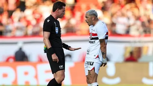 Luciano reclamando com árbitro. Foto: Alexandre Schneider/Getty Images