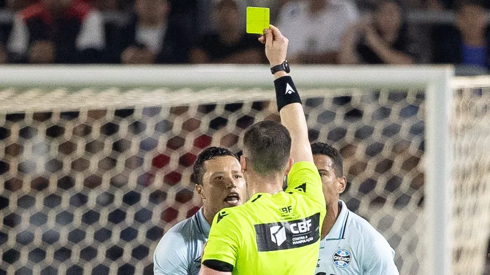 Marlon recebe cartao amarelo do arbitro durante partida contra o Bragantino. Ele foi um dos mais indignados –  Foto: Joisel Amaral/AGIF