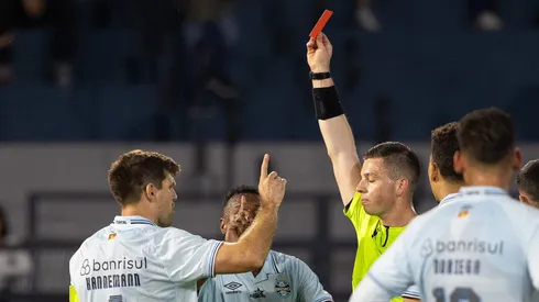 Expulsão de Kannemann no Grêmio - Foto: Joisel Amaral/AGIF