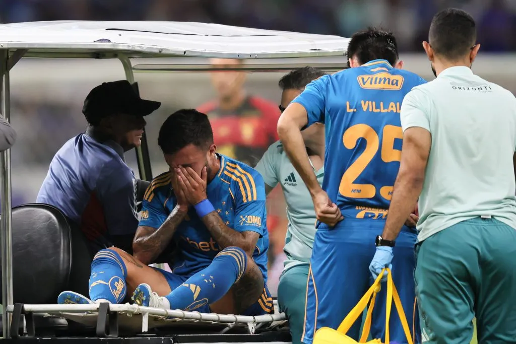 Matheus Henrique jogador do Cruzeiro se lesiona gravemente durante partida contra o Sport. Foto: Gilson Lobo/AGIF