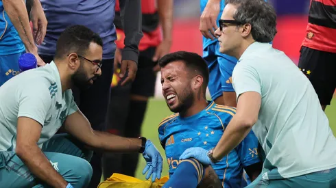 Matheus Henrique é atendido no gramado do Mineirão