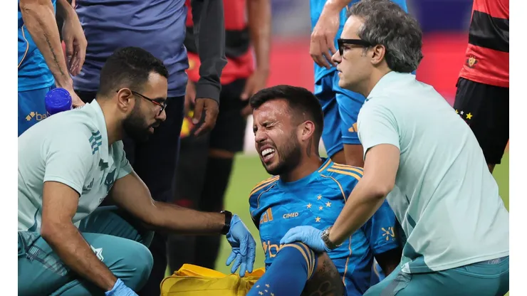 Matheus Henrique é atendido no gramado do Mineirão