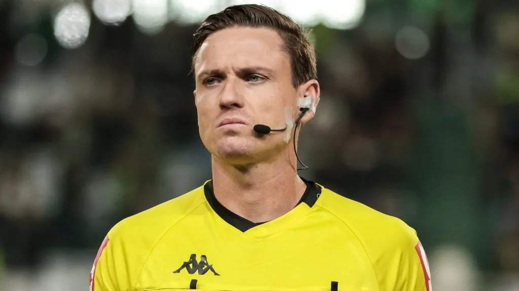 O arbitro Ramon Abatti Abel. Foto: Robson Mafra/AGIF