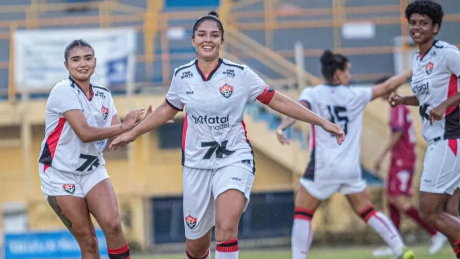 Jogadoras do Vitória celebram gol