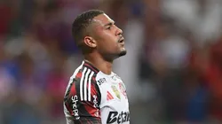BA - SALVADOR - 05/10/2025 - BRASILEIRO A 2025, BAHIA X FLAMENGO - Samuel Lino jogador do Flamengo lamenta durante partida contra o Bahia no estadio Fonte Nova pelo campeonato Brasileiro A 2025.