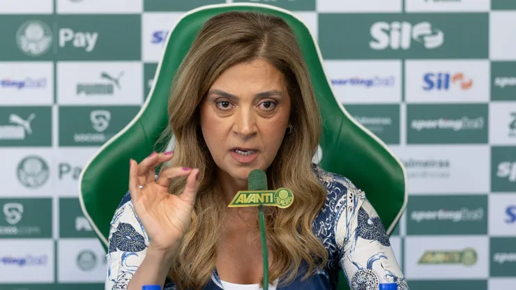 Leila Pereira durante entrevista coletiva na Academia de Futebol.