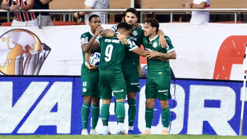 Jogadores do Palmeiras comemorando com Flaco López – Foto: Marcello Zambrana/AGIF