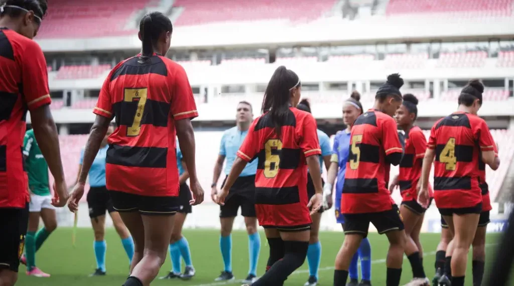 Time feminino do Sport em campo