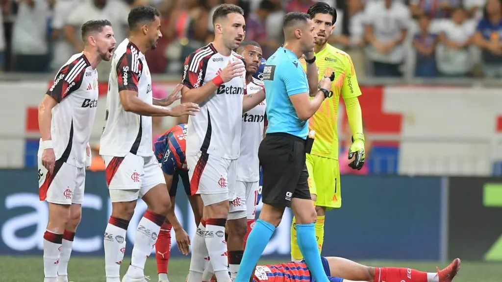 Jogadores do Flamengo contestando a expulsão de Danilo contra o Bahia – Foto: Jhony Pinho/AGIF