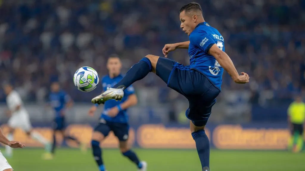 Marlon em ação pelo Cruzeiro na temporada de 2023 – Foto: Alessandra Torres/AGIF