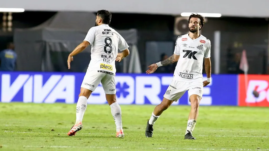 Lautaro comemora gol no Santos. Foto: Mauricio De Souza/AGIF