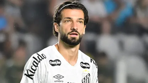 Lautaro Díaz no Santos. Foto: Jota Erre/AGIF