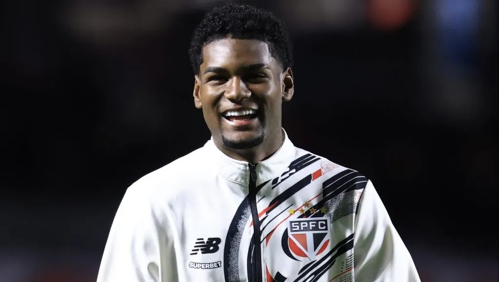 Lucas Ferreira jogador do Sao Paulo antes da partida contra o Vitoria no estadio Morumbi pelo campeonato Brasileiro A 2025. Foto: Marcello Zambrana/AGIF