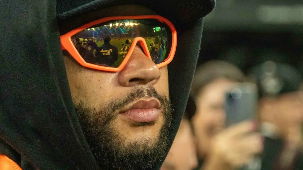 Memphis Depay antes de partida. Foto: Joisel Amaral/AGIF