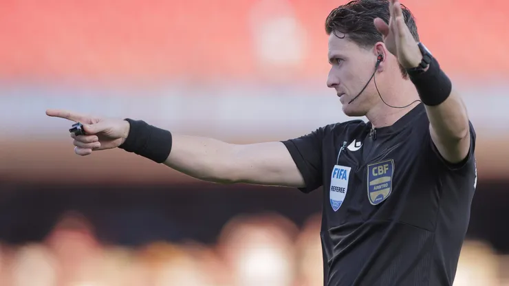 O arbitro Ramon Abatti Abel durante partida entre Sao Paulo e Palmeiras no estadio Morumbi pelo campeonato Brasileiro A 2025. Foto: Ettore Chiereguini/AGIF