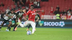 Carbonero converte pênalti contra o Corinthians (Ricardo Duarte / Internacional)