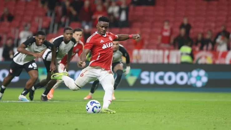 Carbonero converte pênalti contra o Corinthians (Ricardo Duarte / Internacional)