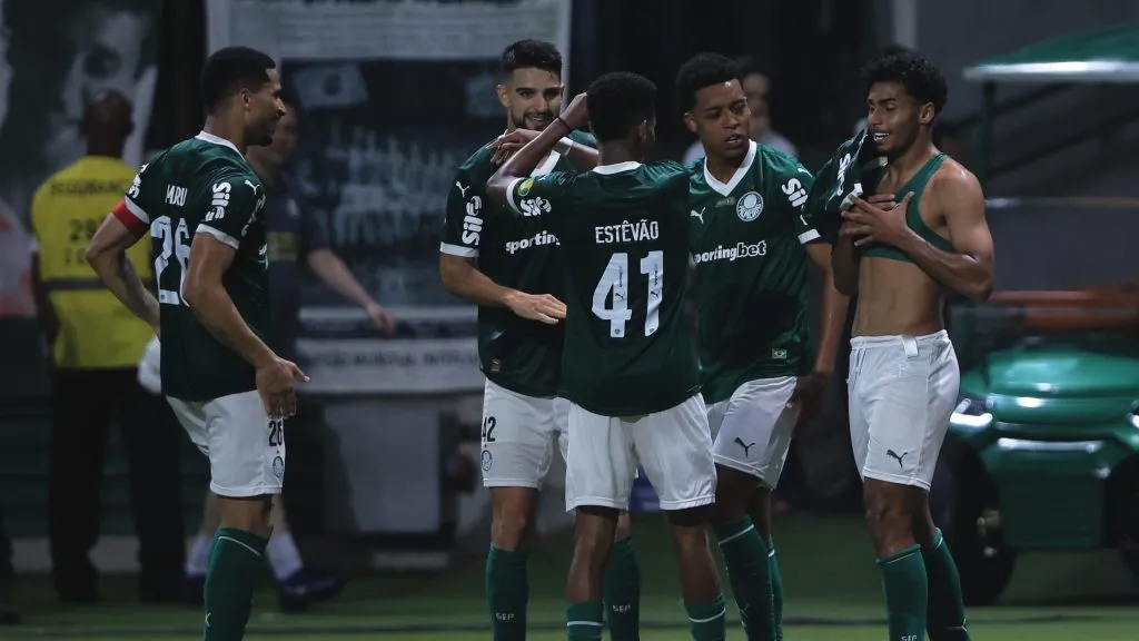 Luighi jogador do Palmeiras comemora seu gol com jogadores do seu time durante partida contra o Botafogo-SP no estadio Arena Allianz Parque pelo campeonato Paulista 2025. Foto: Ettore Chiereguini/AGIF