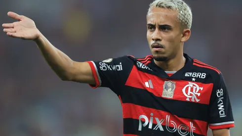 Matheus Gonçalves em ação pelo Flamengo - Foto: Buda Mendes/Getty Images