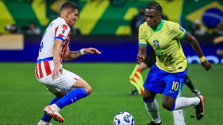 Vini Jr em ação pela Seleção Brasileira em partida das Eliminatórias - Foto: Fabio Giannelli/AGIF