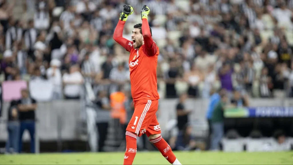 Rossi jogador do Flamengo comemora  gol durante partida contra o Ceara no estadio Arena Castelao pelo campeonato Brasileiro A 2025. Foto: Baggio Rodrigues/AGIF