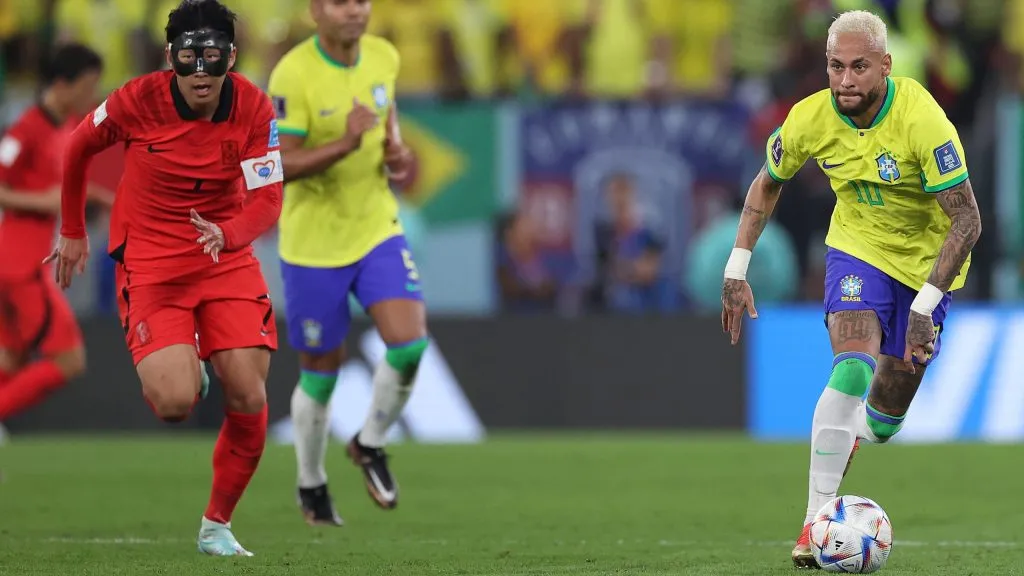 Son e Neymar durante a a Copa do Mundo de 2022. (Photo by Michael Steele/Getty Images)
