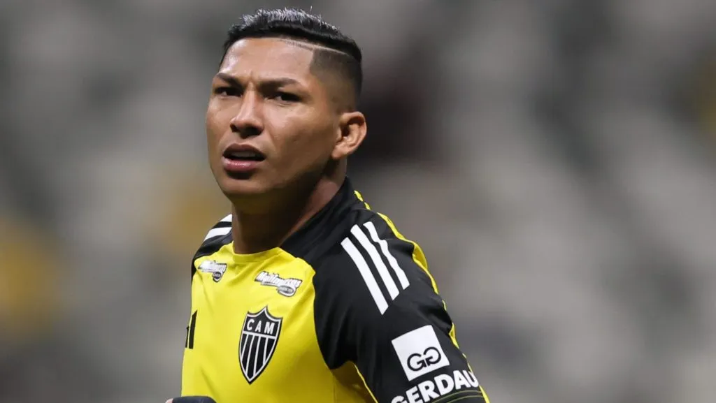 Arbitragem cancelou um pênalti em Rony. Foto: Gilson Lobo/AGIF