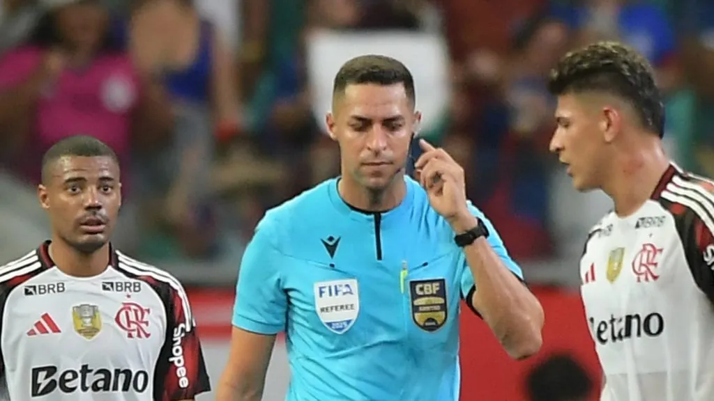 Foto: Jhony Pinho/AGIF – Árbitro Rodrigo José Pereira de Lima durante jogo do Mengão contra o Bahia.