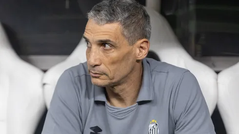 Vojvoda no comando do Santos durante duelo contra o Ceará - Foto: Lucas Emanuel/AGIF