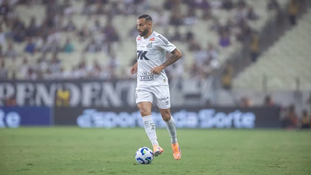 Guilherme, do Santos, em partida contra o Ceará na Arena Castelão – Foto: Baggio Rodrigues/AGIF