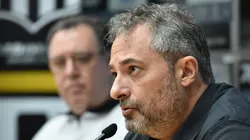 Mattos ao lado de Marcelo Teixeira em coletiva de apresentação.