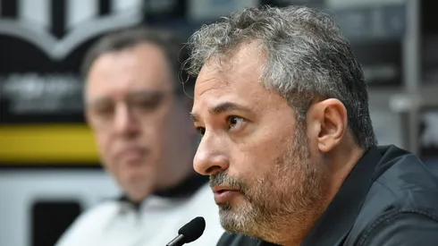 Mattos ao lado de Marcelo Teixeira em coletiva de apresentação.