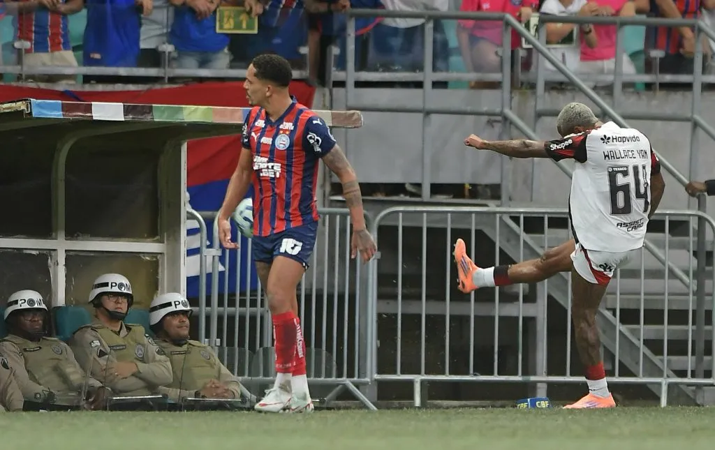 Wallace Yan joga apenas 10 minutos e acaba sendo expulso contra o Bahia. Foto: Jhony Pinho/AGIF